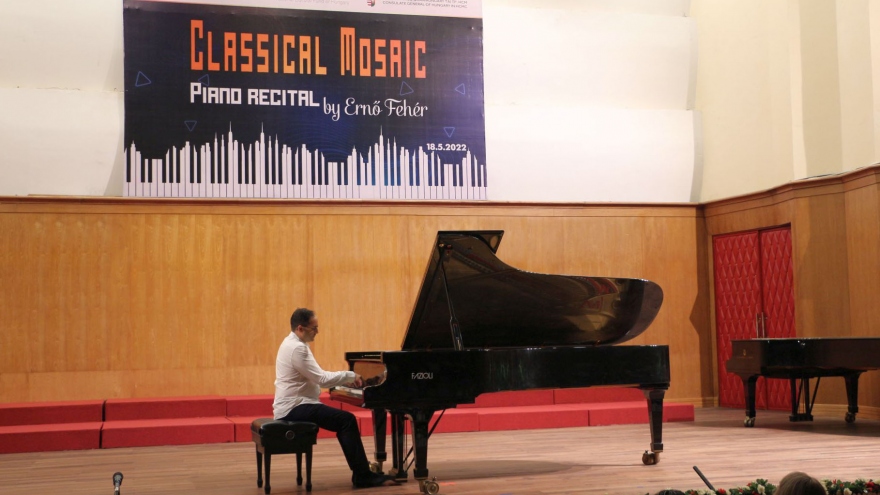 World-renowned Hungarian pianist performs in HCM City